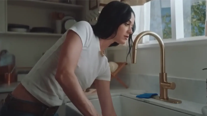 Katy Perry mở ra chương mới với 'bandaids'